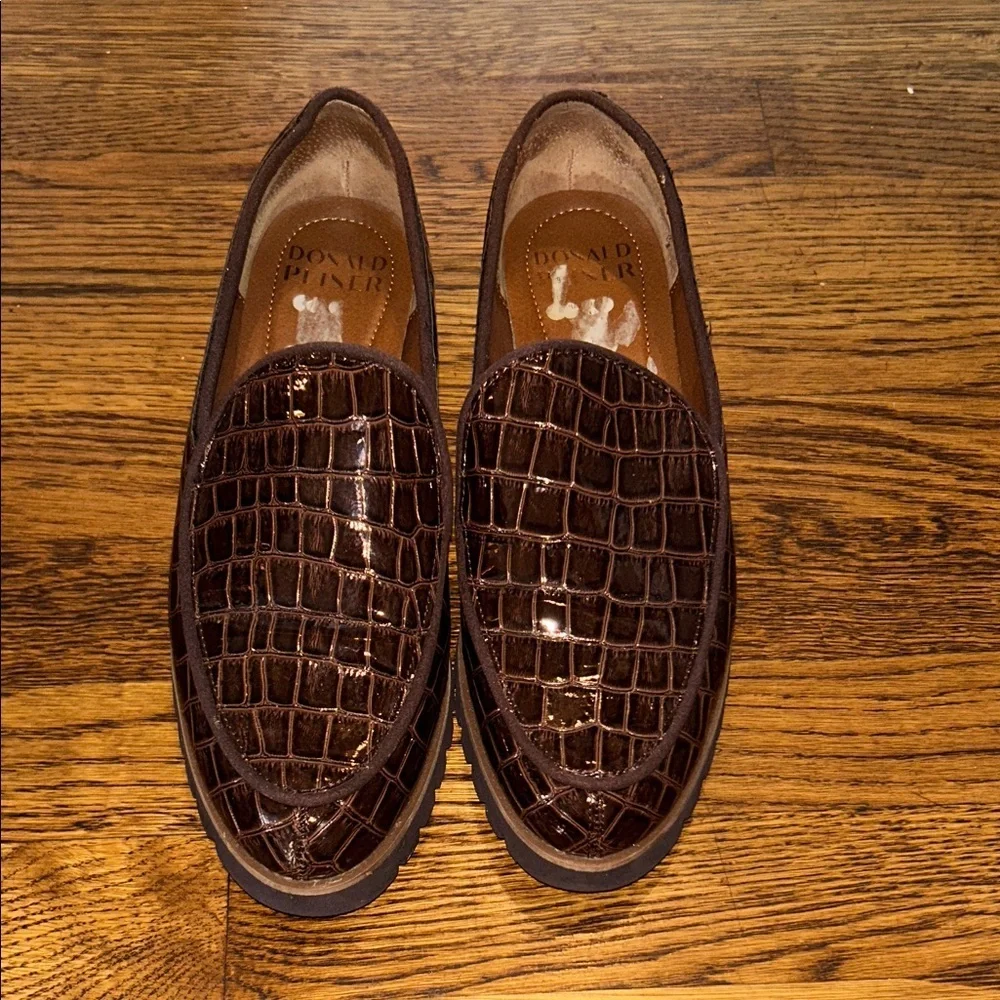 Donald Pliner Croc Embossed Leather Loafers – Women’s 8.5